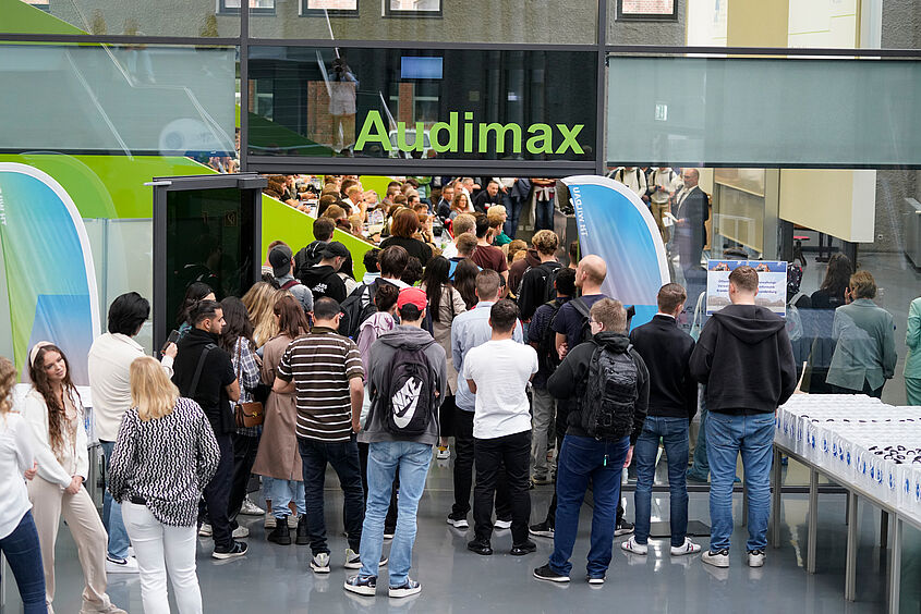 Studierende auf dem Weg in das Ausimax der TH Wildau zu Immatrikulationsfeierstunde