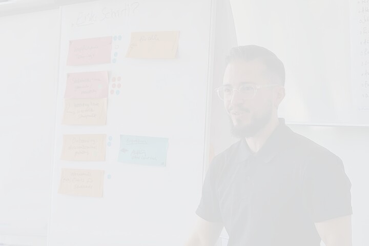 Diversitätsmanager präsentiert Ergebnisse auf Flipchart