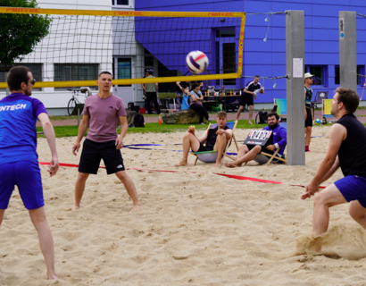 Menschen spielen Beachvolleyball
