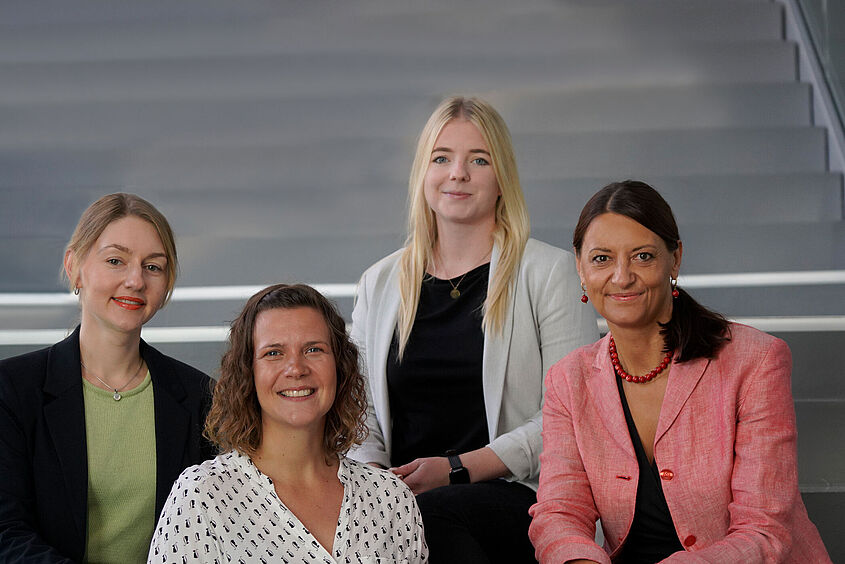 Newsbild_TH_20231023 Das Team des neuen Karrierezentrums für professorale Entwicklung an der TH Wildau freut sich, Interessierte auf dem Weg zu einer Professur zu begleiten (v.l.: Ilona Kunkel, Susan Bettac, Lisa Hettler, Susanne Voltmer).