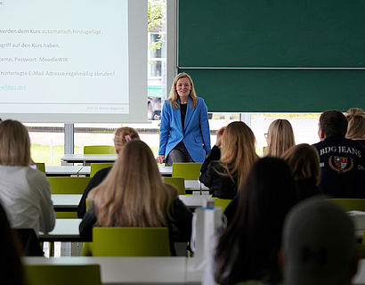 Studierende und Dozentin in einem Seminarraum