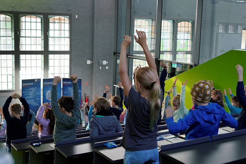 Schülerinnen und Schüler bei der Kinderuniversität 2022 im Audimax der TH Wildau. 