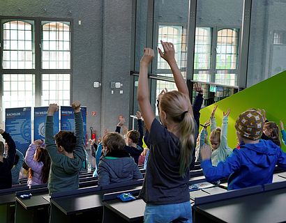 Schülerinnen und Schüler bei der Kinderuniversität 2022 im Audimax der TH Wildau. 