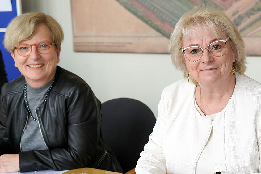 DSC3800 fav Prof. Ulrike Tippe (li.), Präsidentin der TH Wildau, und Katharina Marienhagen, Geschäftsführerin der infraSignal, am 25. Oktober 2023 bei der Unterzeichnung des Kooperationsvertrags.