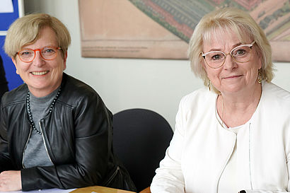 Prof. Ulrike Tippe (li.), Präsidentin der TH Wildau, und Katharina Marienhagen, Geschäftsführerin der infraSignal, am 25. Oktober 2023 bei der Unterzeichnung des Kooperationsvertrags.