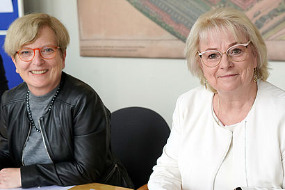 DSC3800 fav Prof. Ulrike Tippe (li.), Präsidentin der TH Wildau, und Katharina Marienhagen, Geschäftsführerin der infraSignal, am 25. Oktober 2023 bei der Unterzeichnung des Kooperationsvertrags.