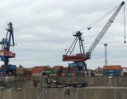 Kräne im Hafen Riesa