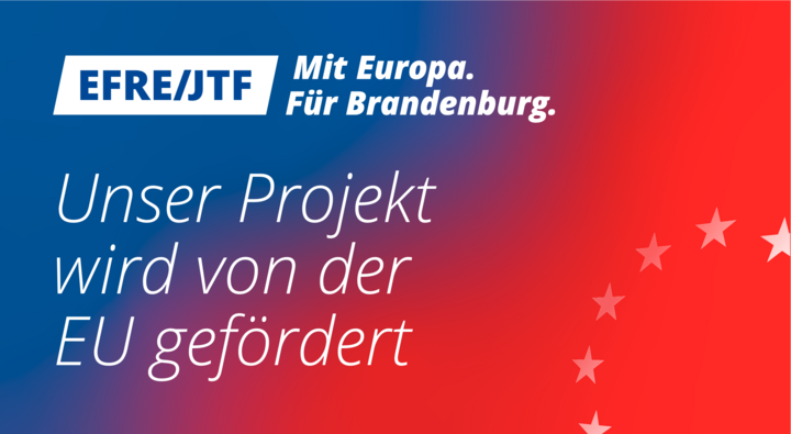 Blau-roter Hintergurnd mit weißen Schriftzug "Unser Projekt wird von der EU gefördert"