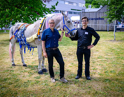 Zwei Professoren neben einem Pferd auf der Campuswiese beim HIT 2026 der TH Wildau