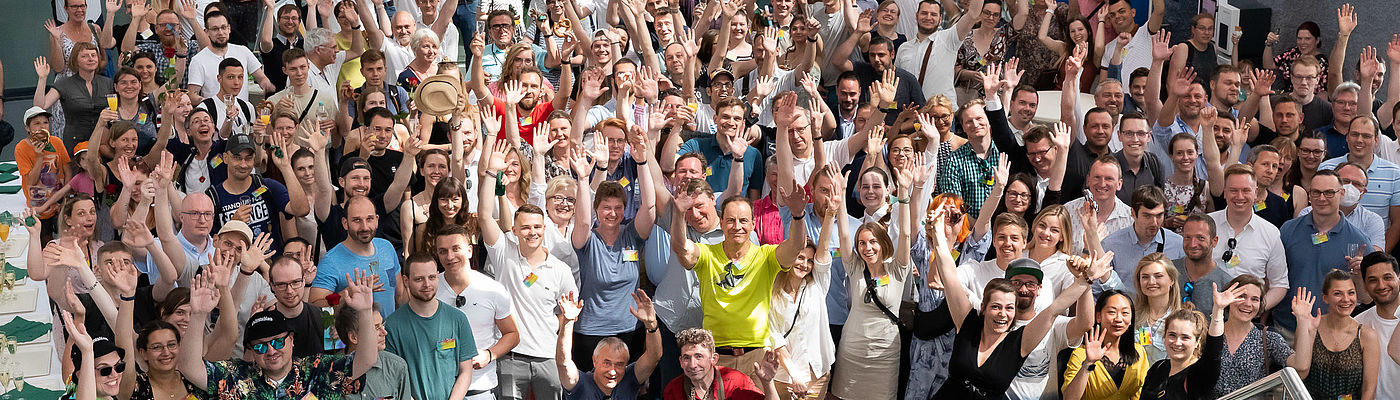 Gruppenbild im Foyer Halle 17