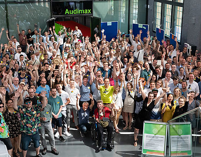 Gruppenbild im Foyer Halle 17