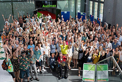 Gruppenbild im Foyer Halle 17