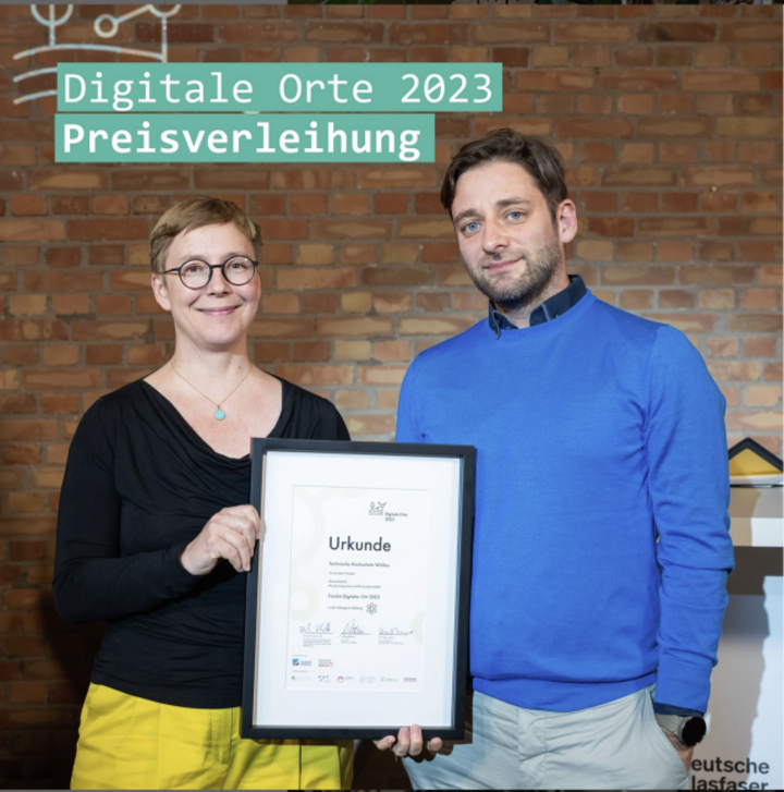 das Foto zeigt Prof. Antje Michel von der FH Potdam und Markus Lahr vom Gewerbehof Luckenwalde mit der Urlkunde bei der Preisverleihung der "Digitalen Orte 2023"