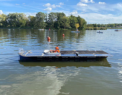 Solarboot auf dem Wasser an der Dahme