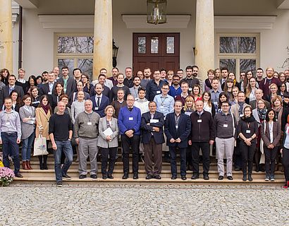 Gruppenbild der Teilnehmer mit Lo Goton vorne in der Mitte