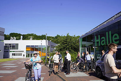 Die Teilnehmen starten die gemeinsame Abreise von der Veranstaltung mit dem Fahrrad