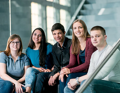 Studierende auf Treppe