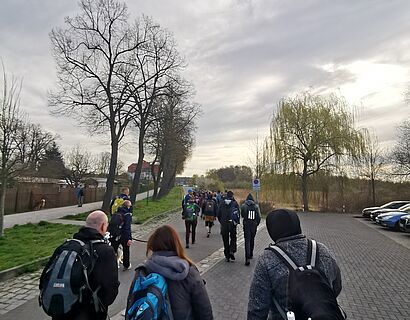 Wander*innen auf dem Weg zum Zeuthener See