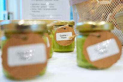 Gläser mit Queller-Pesto auf einem Tisch