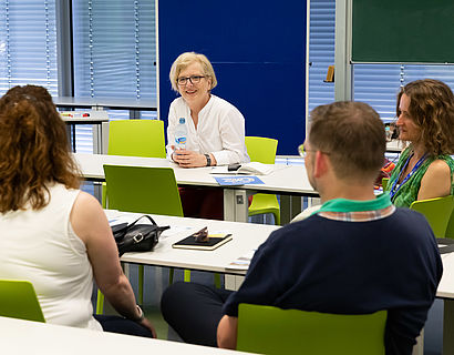 Prof. Ulrike Tippe im Gespräch mit Alumni
