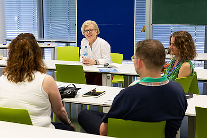 Prof. Ulrike Tippe im Gespräch mit Alumni