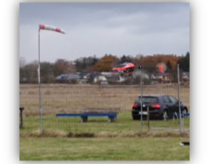 Auto mit einem Anhänger auf einem Flugplatz