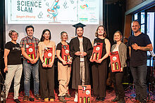 Brandenburger Science Slam Finsterwalde Personen stehen bei einer Preisverleihung für ein Gruppenbild zusammen