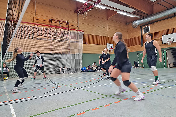 Volle Bewegung im Weihnachtsvolleyballturnier der TH Wildau