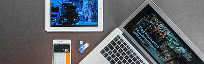 Laptop, Smartphone und Tablet auf einem Tisch