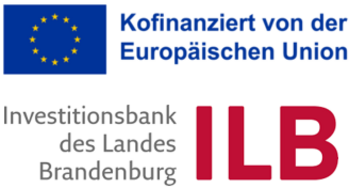 In der oberen Bildhälfte befindet sich das EFRE-Logi bestehend aus einer dunkelblauen Flagge mit 12 im Kreis angeordneten gelben Sternen. Daneben steht "Kofinanziert von der Europäischen Union". In der Unterenbildhälfte befindet sich das ILB-Logo. Es setzt sich aus dem grauen Schriftzug "Investitionsbank des Landes Brandenburg" und den roten Großbuchstaben ILB zusammen.  