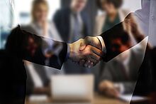 TH News Nachfolgenovember 202310 pixabay Eine spannende Veranstaltungsreihe erwartet alle (Nachfolge-)Interessierten ab dem 6. November wöchentlich auf dem Campus der TH Wildau. Auf dem Bild zwei Leute, die sich die Hand reichen.