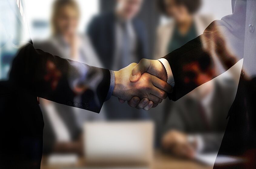 TH News Nachfolgenovember 202310 pixabay Eine spannende Veranstaltungsreihe erwartet alle (Nachfolge-)Interessierten ab dem 6. November wöchentlich auf dem Campus der TH Wildau. Auf dem Bild zwei Leute, die sich die Hand reichen.
