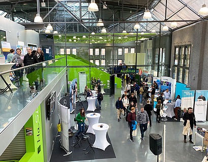 Am 12. Oktober 2023 lädt die TH Wildau Studierende, Absolvent/-innen, Unternehmen und Existenzgründer/-innen zur Firmenkontaktmesse THCONNECT auf den Wildauer Campus ein. 