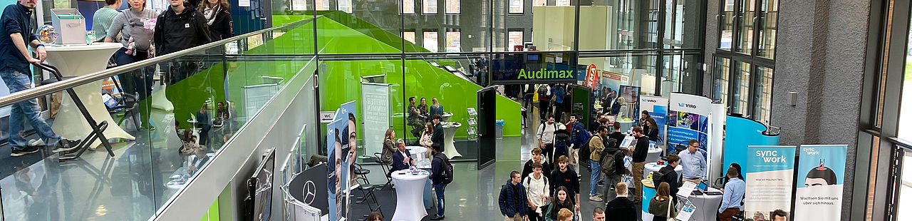 Am 12. Oktober 2023 lädt die TH Wildau Studierende, Absolvent/-innen, Unternehmen und Existenzgründer/-innen zur Firmenkontaktmesse THCONNECT auf den Wildauer Campus ein. 