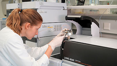 MINT Studierende im Labor