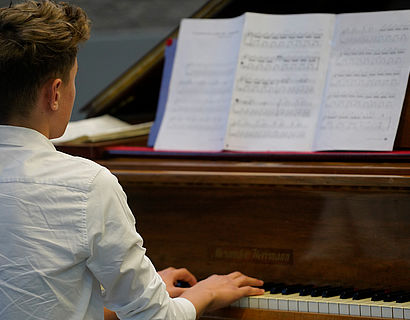 Junge am Klavier bei der Verabschiedung der Absolventinnen und Absolventen 2023 des Fachbereichs INW