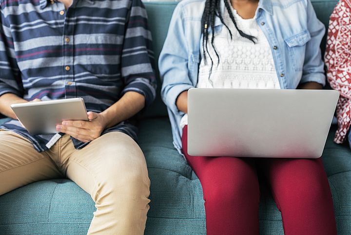 Studierende mit Laptop und Tablet