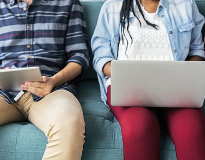 Studierende mit Laptop und Tablet