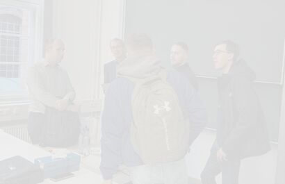 20251022 Kolloquiusteilnehmende im Gespraech mit dem Referenten 36. Verkehrswissenschaftliches Kolloquium Wildau - Teilnehmende im Gespräch mit dem Referenten