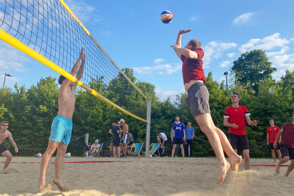 Menschen spielen Beachvolleyball