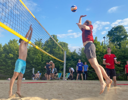 Menschen spielen Beachvolleyball