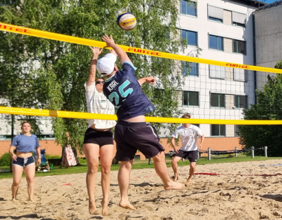 Menschen spielen Beachvolleyball