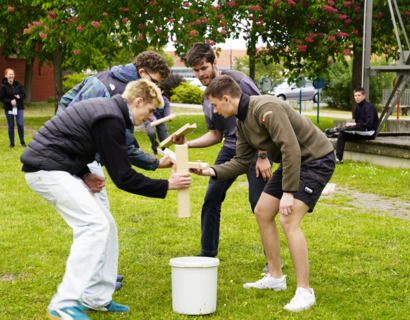 Gruppe von Menschen bei einem Spiel
