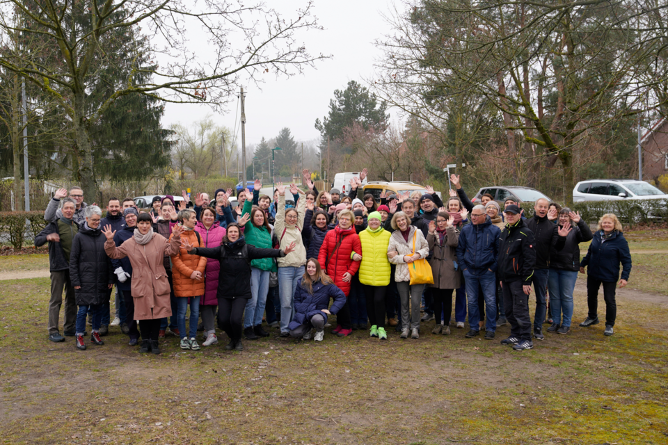 Gruppe posiert für Kamera