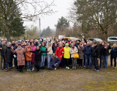 Gruppe posiert für Kamera