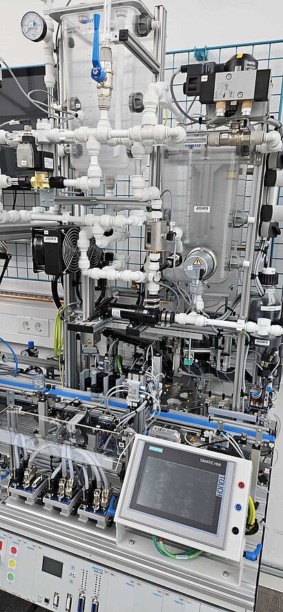 SeeHund Produktion und Handlingsterecke im Labor für Automatisierungstechnik
