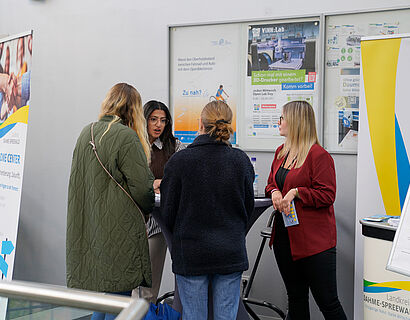 Ausstellende und Teilnehmende am Stand bei der THCONNECT 2025