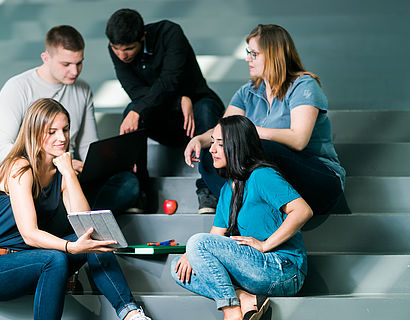 Studierende auf Treppe