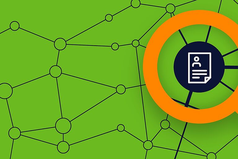 Eine Lupe zoomt auf einen Lebenslauf.