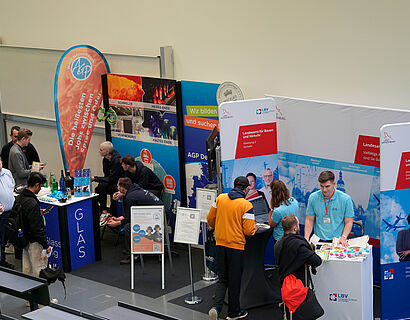 Ausstellende und Besucher*innen an Ständen bei der THCONNECT 2025